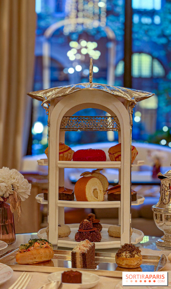 Noël 2025 au Plaza Athénée : tea time festif en famille, patinoire enchantée et chalet-raclette