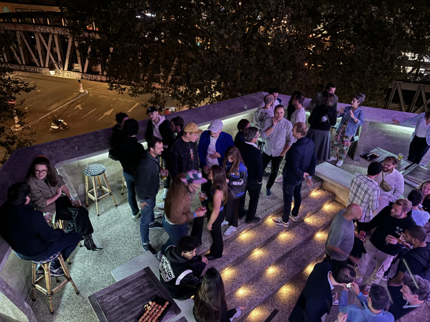 Ce bar-rooftop est caché au sommet d’un cinéma historique parisien avec vue sur le Sacré-Cœur