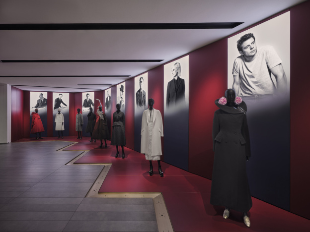 Cette exposition mode retrace l’histoire du New Look à Jonathan Anderson en 150 créations couture