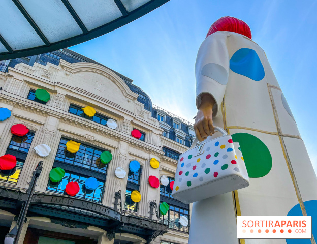 La gigantesque Yayoi Kusama devant le siège de Louis Vuitton, face à la Samaritaine