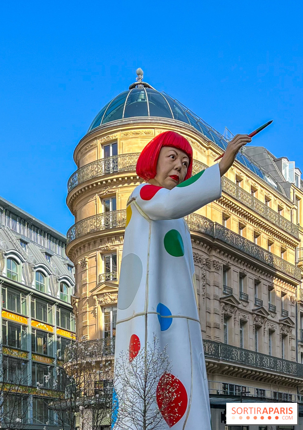 La gigantesque Yayoi Kusama devant le siège de Louis Vuitton, face à la Samaritaine