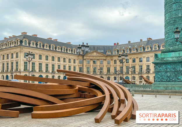 Les imposantes installations en acier de l'artiste Bernar Venet sur la Place Vendôme