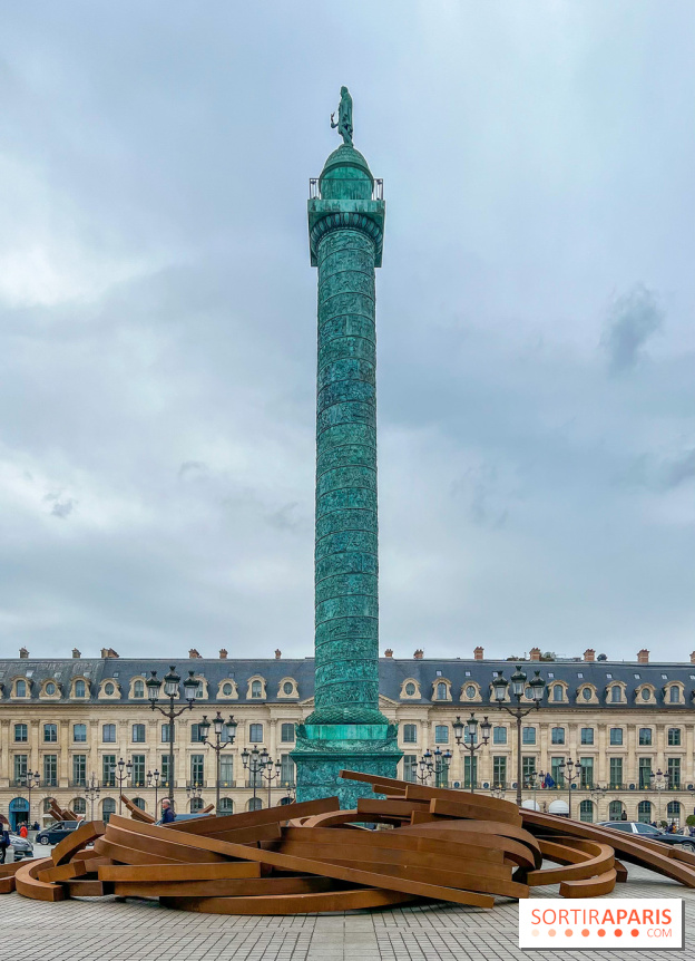 Les imposantes installations en acier de l'artiste Bernar Venet sur la Place Vendôme