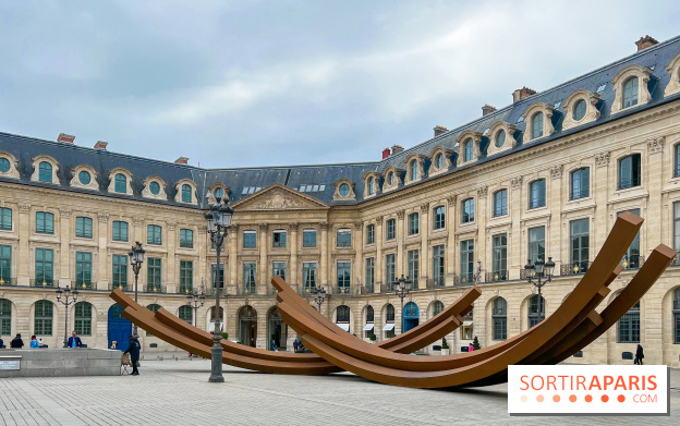 Les imposantes installations en acier de l'artiste Bernar Venet sur la Place Vendôme