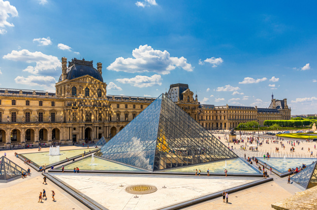 Le Louvre, une visite guidée inédite : découvrez les secrets cachés des façades du musée !