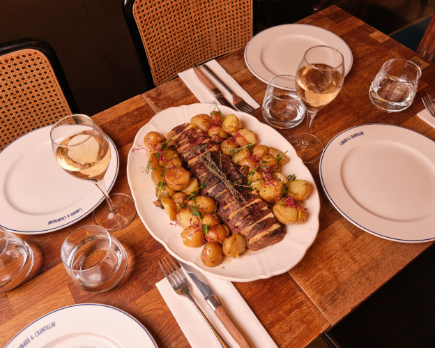 Canard & Champagne à Paris : le meilleur burger de canard à découvrir