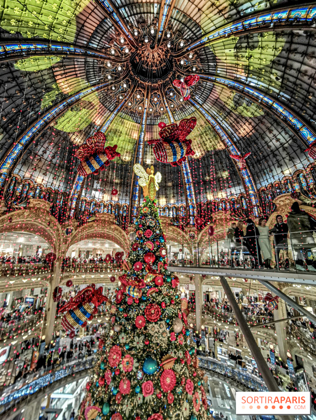 Vitrines et sapin de Noël au Galeries Lafayettes 2019 avec Virginie Efira - photos