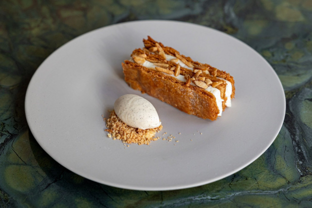 ONYX, nouveau restaurant Gastronomique au mur d'Onyx de 4 mètres de hauteur