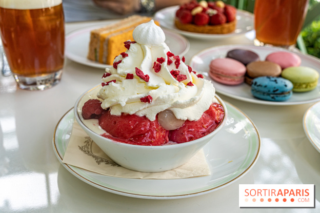 La terrasse fleurie de Ladurée à Paris sur les Champs-Elysées
