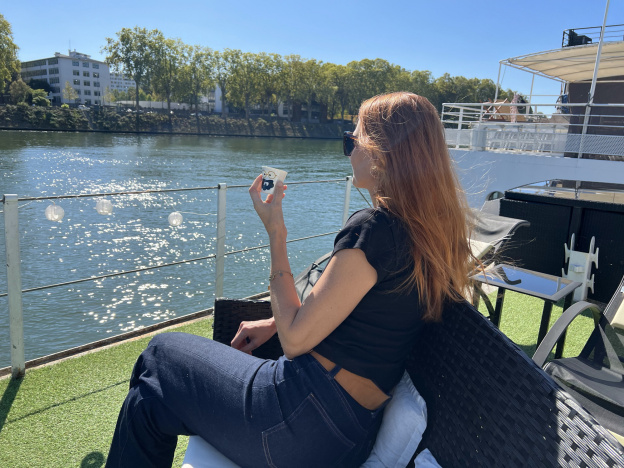 C'est la vie, la péniche amarrée à Asnières, pour un séjour romantique au fil de l'eau