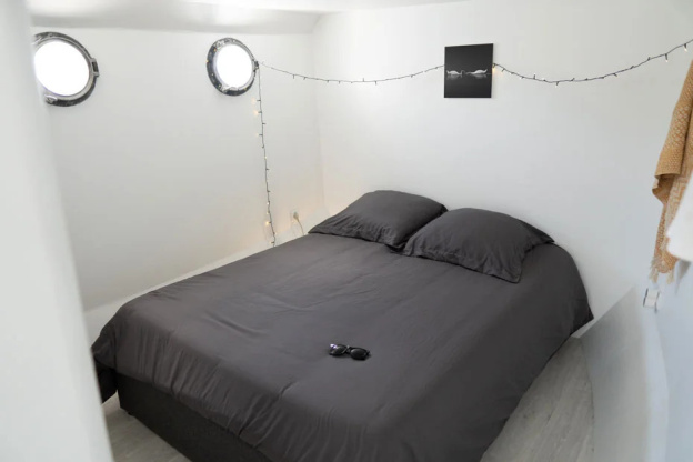 C'est la vie, la péniche amarrée à Asnières, pour un séjour romantique au fil de l'eau