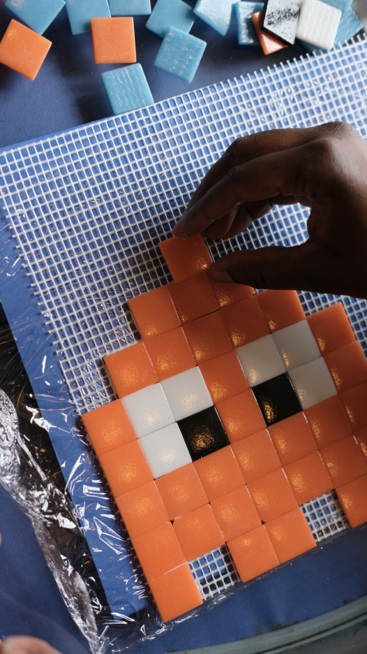 Le brunch à volonté et ses ateliers mosaïques pour les enfants, chaque dimanche au Café Beaubourg