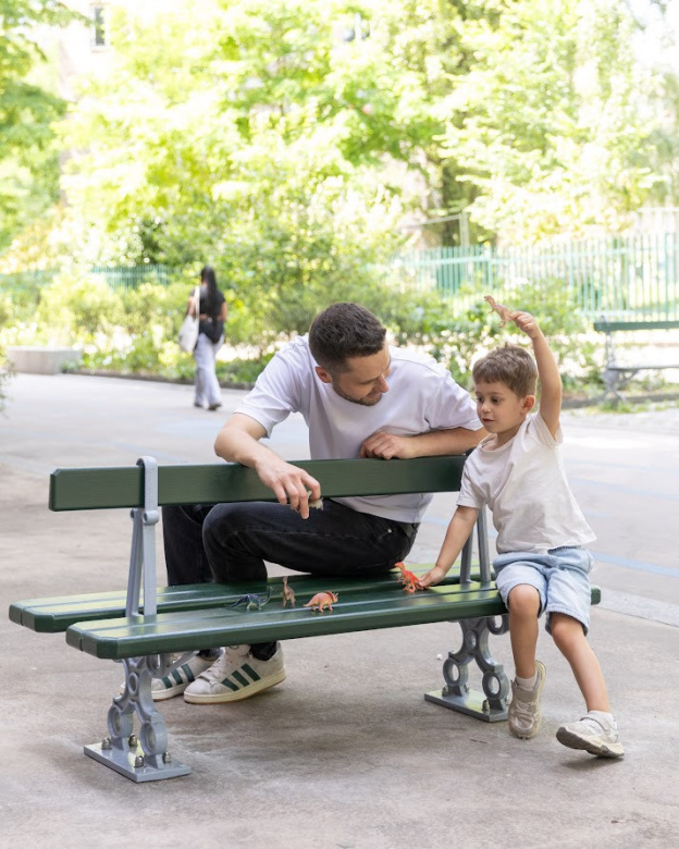 Les bancs Davioud : des bancs à taille d’enfants s’invitent dans l’espace public parisien
