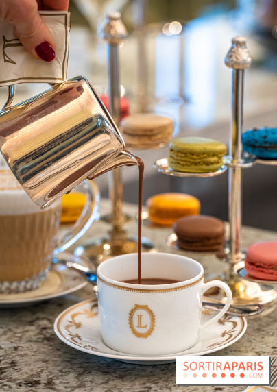 Le tea time du Bar à desserts de Ladurée Champs-Elysées -  A7C2247
