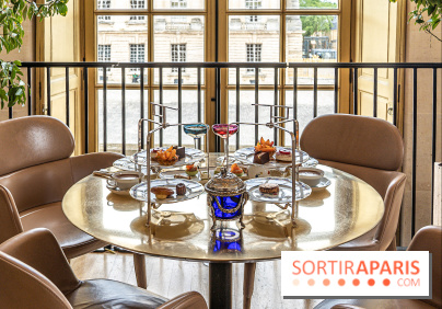 Le Tea Time de la Reine d'Ore à Versailles - table et vue sur la cour du château