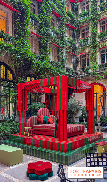 Plaza Athénée : une installation design XXL gratuite signée Uchronia exposée dans la cour du palace