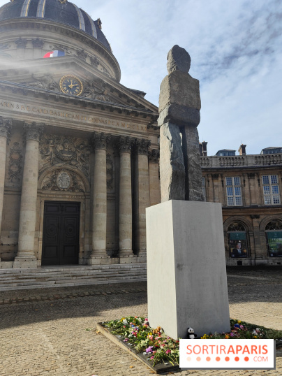 Art Basel Paris 2025 : un totem monumental installé sur le parvis de l'Institut de France