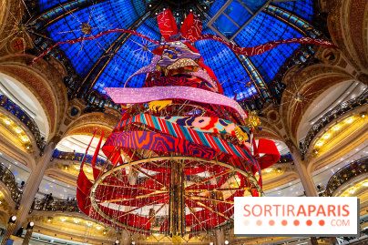 Vitrines et sapin de Noël des Galeries Lafayettes avec Clara Luciani - photos