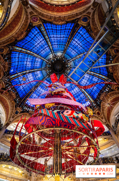 Vitrines et sapin de Noël des Galeries Lafayettes avec Clara Luciani - photos