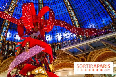 Vitrines et sapin de Noël des Galeries Lafayettes avec Clara Luciani - photos
