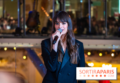 Vitrines et sapin de Noël des Galeries Lafayettes avec Clara Luciani - photos