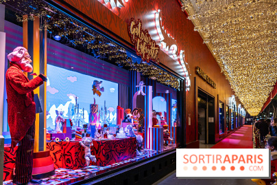 Vitrines et sapin de Noël des Galeries Lafayettes avec Clara Luciani - photos