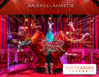 Vitrines et sapin de Noël des Galeries Lafayettes avec Clara Luciani - photos