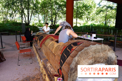 Un mât héraldique installé dans le jardin du musée du Quai Branly