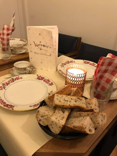 Karamel célèbre les grands mère dans son salon de thé