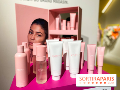 Kylie Jenner installe sa salle de bain et ses soins Kylie Skin aux Galeries Lafayette Champs-Elysées