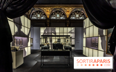 L'exposition gratuite des Bijoux de scène de la Comédie Française se dévoile à l'Hôtel Mercy-Argenteau