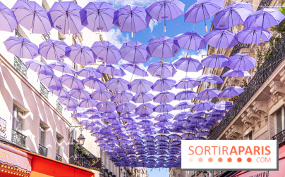 La rue Montorgueil transformée en Gotham pour célébrer la série The Penguin sur Max avec des parapluies violet