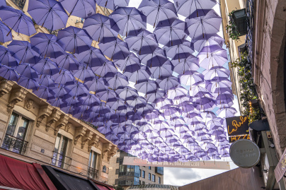 La rue Montorgueil transformée en Gotham pour célébrer la série The Penguin sur Max avec des parapluies violet