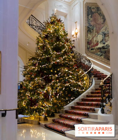 Lesvplus beaux sapins de Noël à Paris 2024 à découvrir : le Ritz Paris