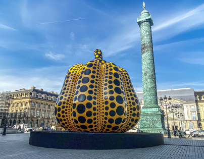 Citrouille Géante Place Vendôme par Yayoi Kusama pour la FIAC 2019