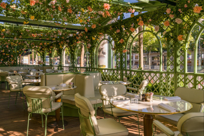 Ladurée lance sa nouvelle terrasse fleurie sur les Champs-Elysées