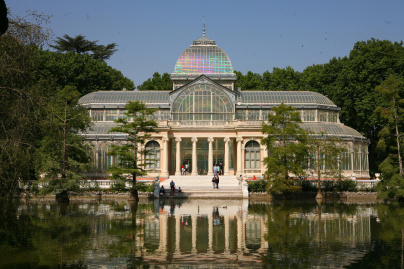 La coupole des Galeries Lafayette transformée en arc-en-ciel avec l’œuvre de Kimsooja