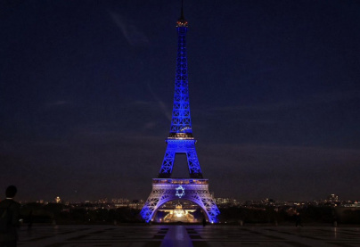 La Tour Eiffel, illuminée aux couleurs d'Israel, en soutien aux victimes