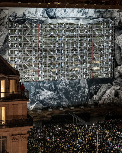 JR a illuminé la façade de l'Opéra Garnier avec un show grandiose de 153 danseurs