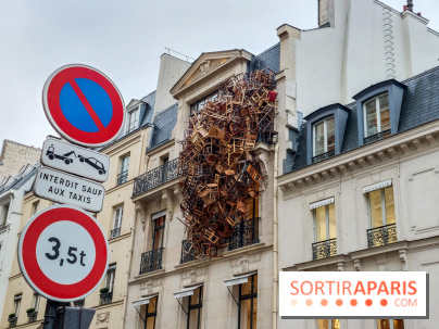 Paris : quel est cet empilement de chaises suspendu à un immeuble ?