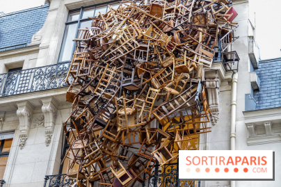 Paris : quel est cet empilement de chaises suspendu à un immeuble ?