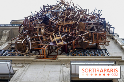 Paris : quel est cet empilement de chaises suspendu à un immeuble ?