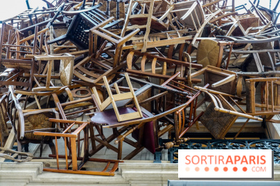 Paris : quel est cet empilement de chaises suspendu à un immeuble ?