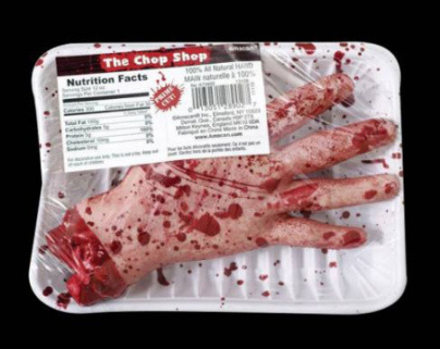 Une barquette de main humaine coupée ensanglantée 