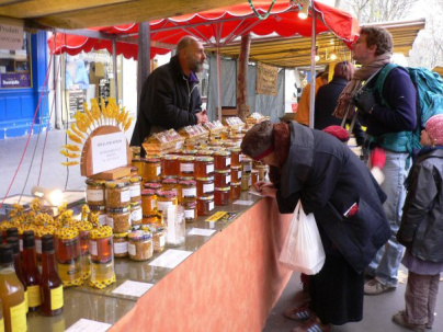 Un marché des producteurs de pays Avenue des Ternes à Paris 