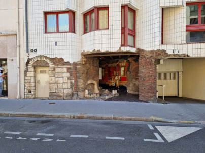 Insolite : Dans le 5e arrondissement, ces faux vestiges romains attisent la curiosité des passants