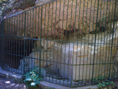 Le saviez-vous ? Il existe une grotte aux cristaux cachée dans une forêt francilienne