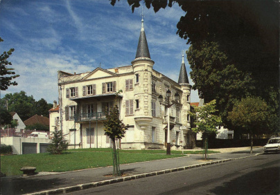 Cette demeure bourgeoise aux airs de château de région parisienne a été transformée centre d'art contemporain