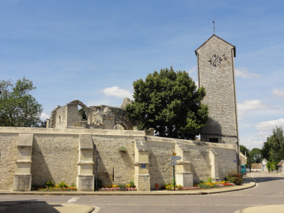 Ce cimetière francilien abrite les vestiges d'une des plus anciennes églises du Vexin