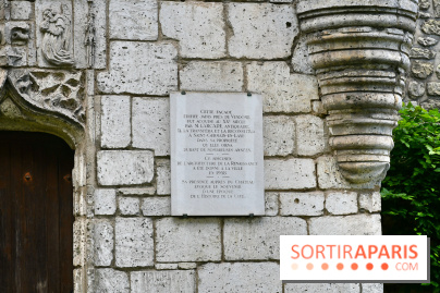 D'où vient cette intrigante façade de la renaissance plantée dans un jardin municipal ?